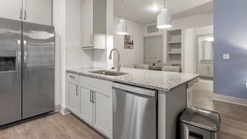 Apartemen (2 Bedrooms) | Dapur pribadi | Lemari es dan mesin pembuat kopi/teh