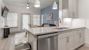 Appartement (1 Bedroom) | Cuisine privée | Réfrigérateur, four à micro-ondes, un four, surface de cuisson