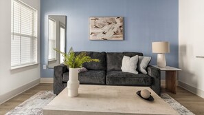 Apartemen (1 Bedroom) | Area keluarga | Televisi 50-inci dengan saluran TV digital