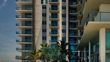 Outdoor pool, free cabanas, sun loungers