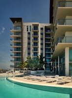 Una piscina al aire libre, camas de piscina gratis