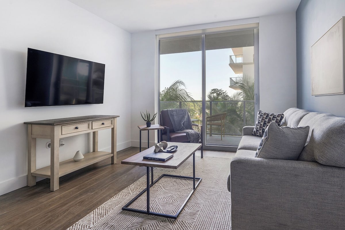 Apartment (2 Bedrooms) | Living area | 50-inch Smart TV with digital channels