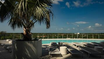 Outdoor pool, free cabanas, sun loungers