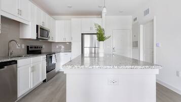 Apartment (1 Bedroom) | Private kitchen | Fridge, coffee/tea maker