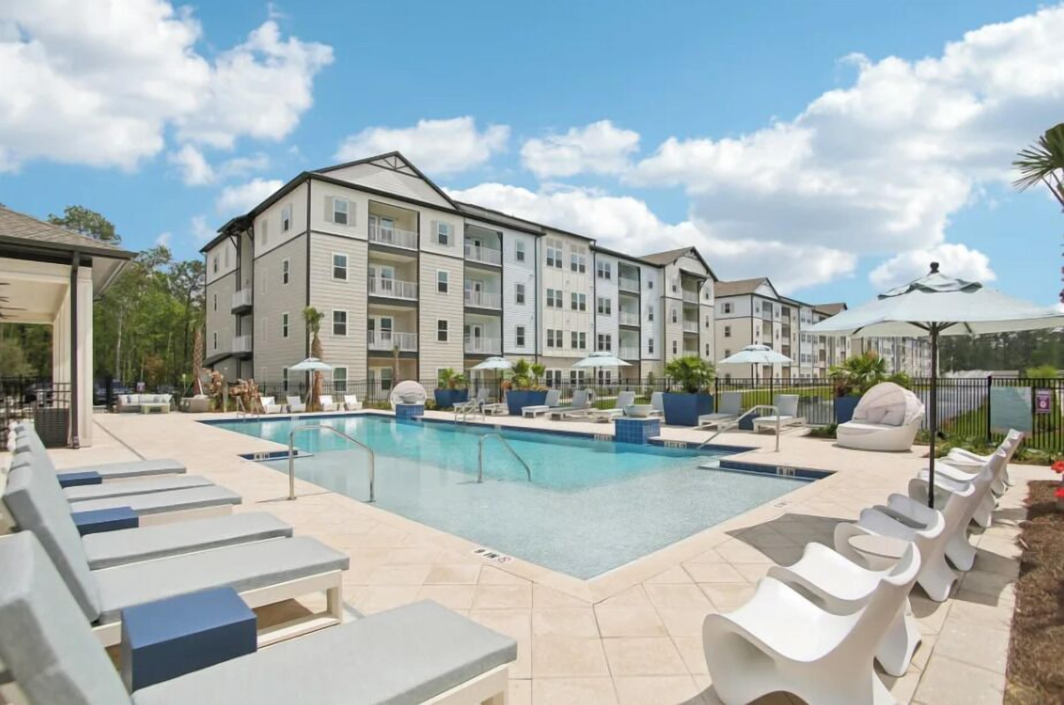 Ulkouima-allas, ilmaisia cabañoita, aurinkotuoleja