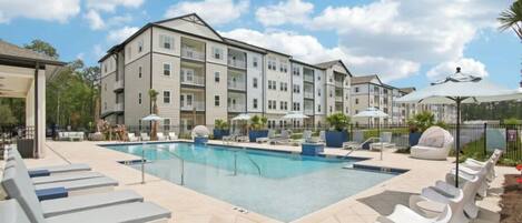 Piscine extérieure, cabanons gratuits, chaises longues