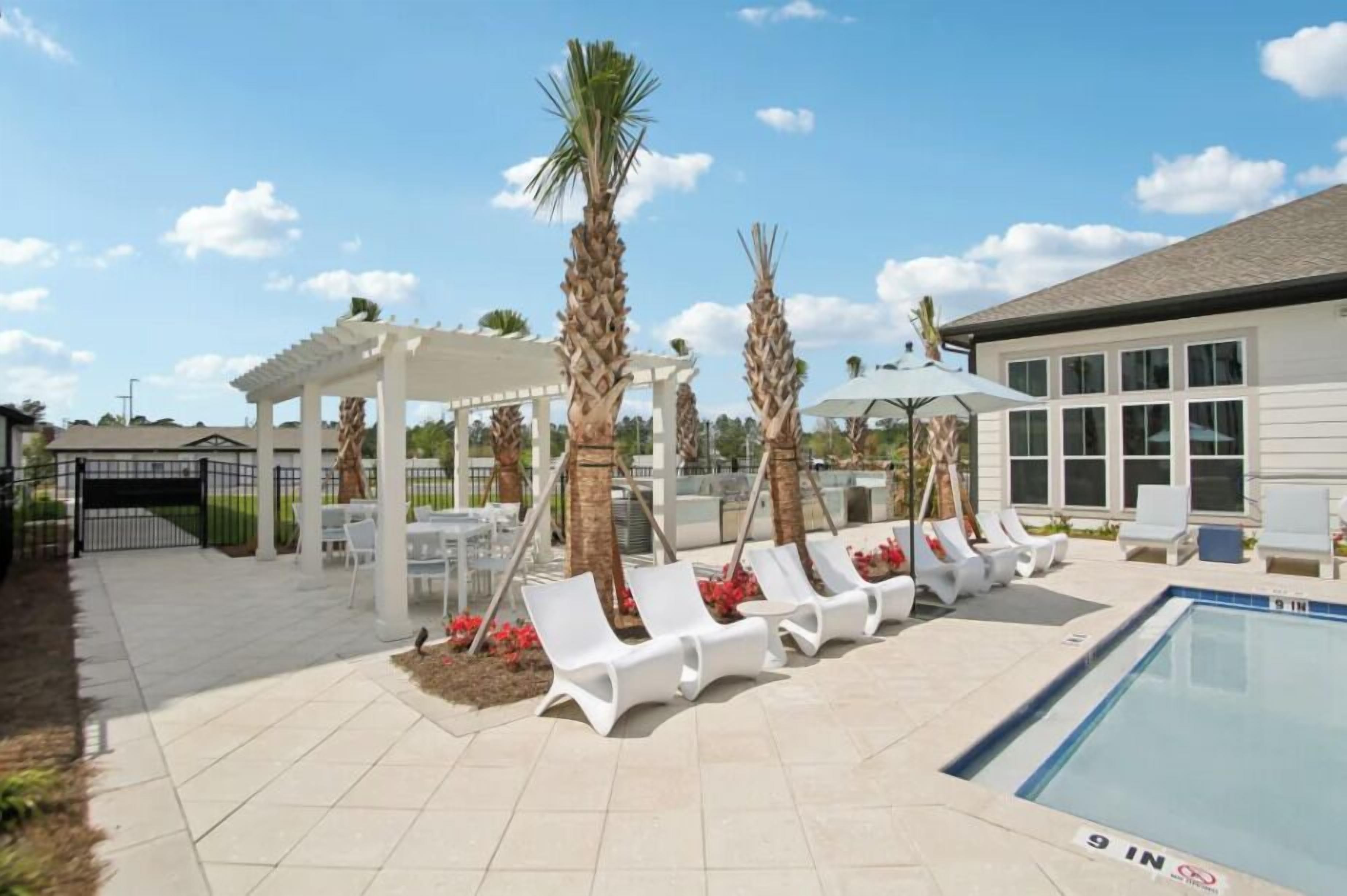 Outdoor pool, free pool cabanas, pool loungers