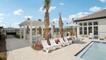 Outdoor pool, free pool cabanas, pool loungers
