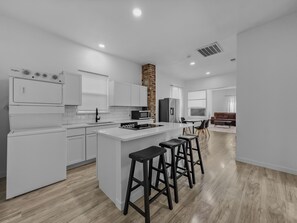 Mikrobølgeovn, ovn, kokeplater og oppvaskmaskin