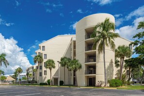 Exterior - ☀️ Short Walk to Beach - Private Balcony - Santa Maria II #111 ☀️ (Fort Myers Beach)