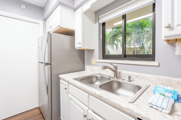 Fridge, microwave, oven, stovetop - ☀️ Short Walk to Beach - Private Balcony - Santa Maria II #111 ☀️ (Fort Myers Beach)