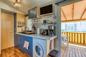 Réfrigérateur, micro-ondes, plaque de cuisson, cafetière/bouilloire