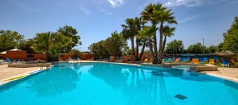 Mobile Home 'Location Agde' with Private Terrace, Wi-Fi and Air Conditioning