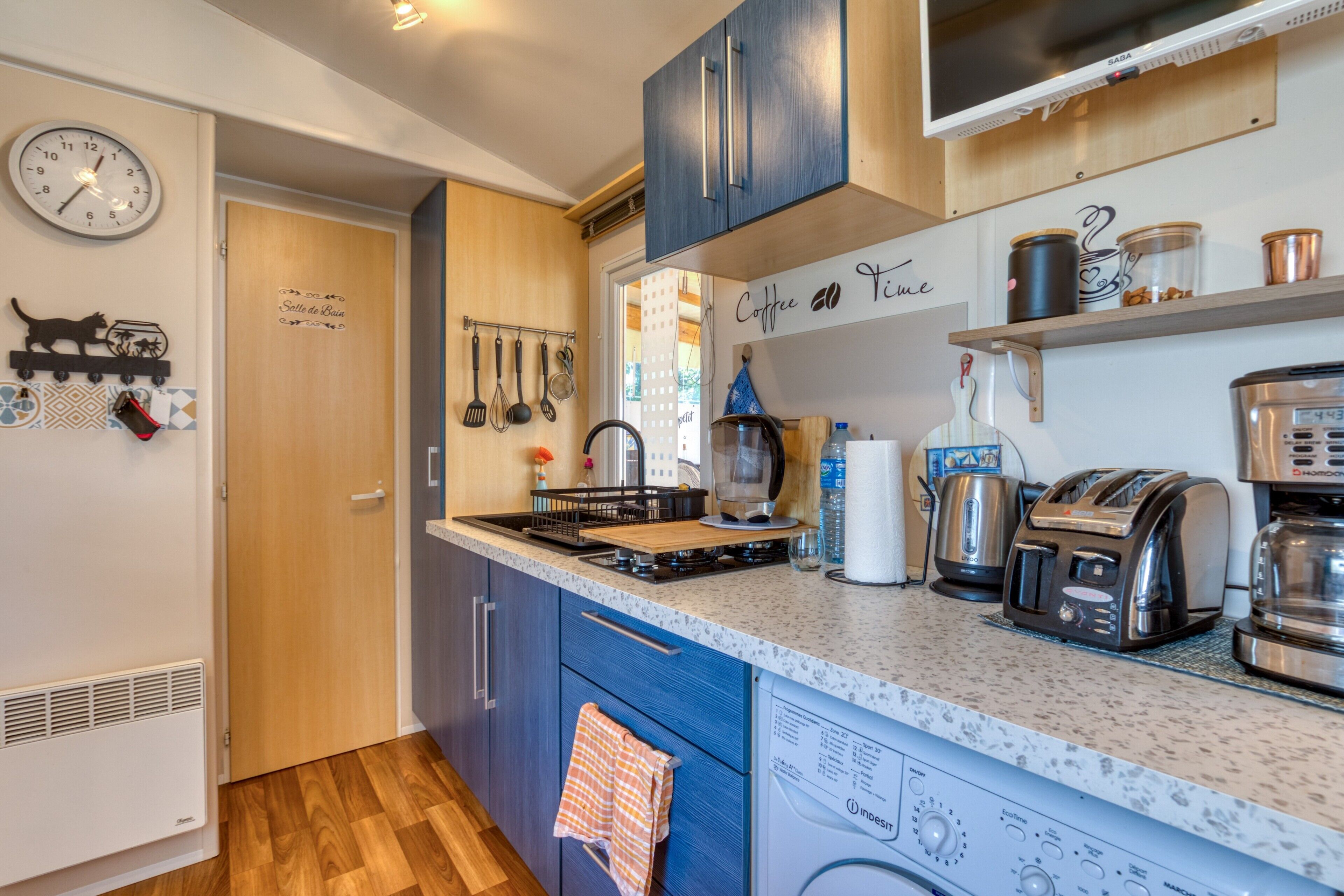 Frigorífico, microondas, placa de cocina y cafetera o tetera
