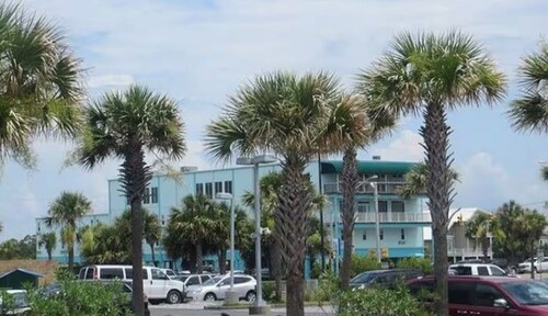 Beachview Condo 226, nearly touching the Hangout & Beach, cleaning fee included!