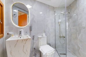Douche, sèche-cheveux, bidet, serviettes fournies