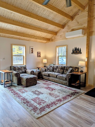 Charming 2-bedroom cabin with Water Views on Thayer Lake