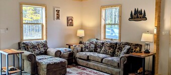 Charming 2-bedroom cabin with Water Views on Thayer Lake