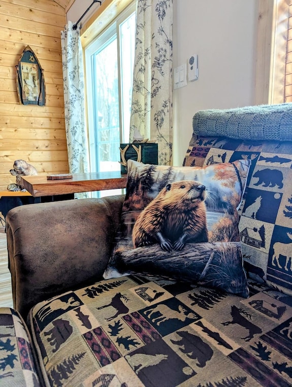 Charming 2-bedroom Cabin With Water Views On Thayer Lake - Elk Rapids, MI