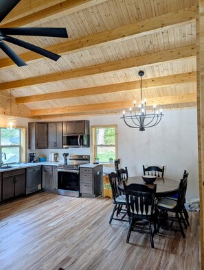 Mikrobølgeovn, ovn, kokeplater og oppvaskmaskin