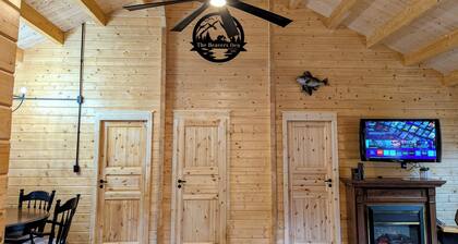 Charming 2-bedroom cabin with Water Views on Thayer Lake