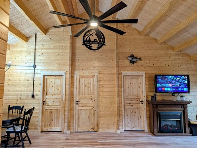 Charming 2-bedroom cabin with Water Views on Thayer Lake