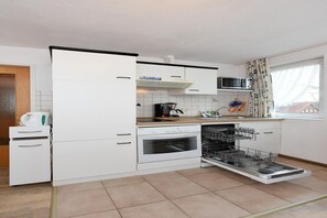 Horno, parrilla de estufa, lavavajillas y cafetera y tetera 