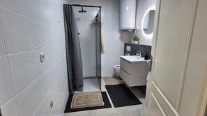 Dusche, Haartrockner, Handtücher