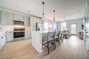 Apartamento (2 Bedrooms) | Cozinha privada | Geladeira, micro-ondas, fogão, cooktop