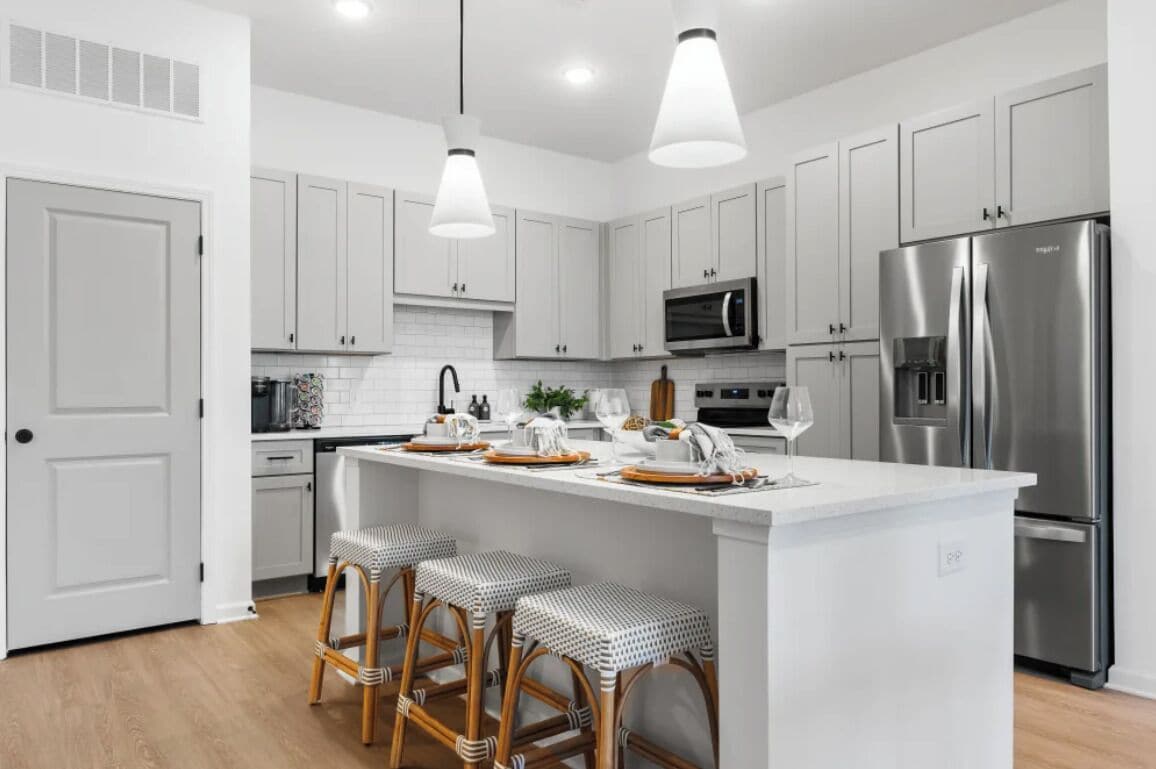 Fridge, coffee/tea maker