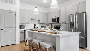 Lemari es dan mesin pembuat kopi/teh