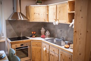 Geladeira, fogão, cooktop, cafeteira/chaleira