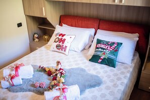 1 dormitorio, tabla de planchar con plancha, ropa de cama