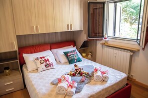 1 camera, ferro/asse da stiro, lenzuola