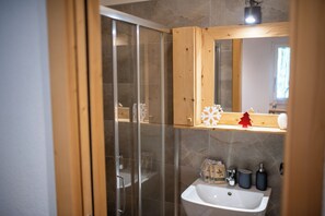 Ducha, artículos de higiene personal gratuitos, secador de pelo y bidé