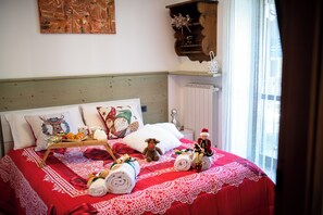 Iron/ironing board, bed sheets