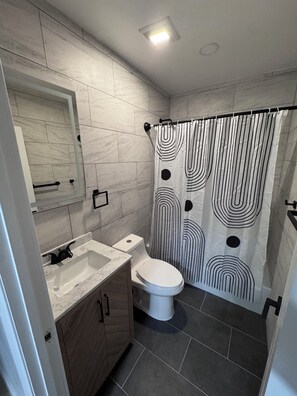 Secadora de cabello, toallas, jabón, papel de baño 