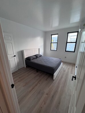 4 bedrooms, iron/ironing board, Internet, bed sheets