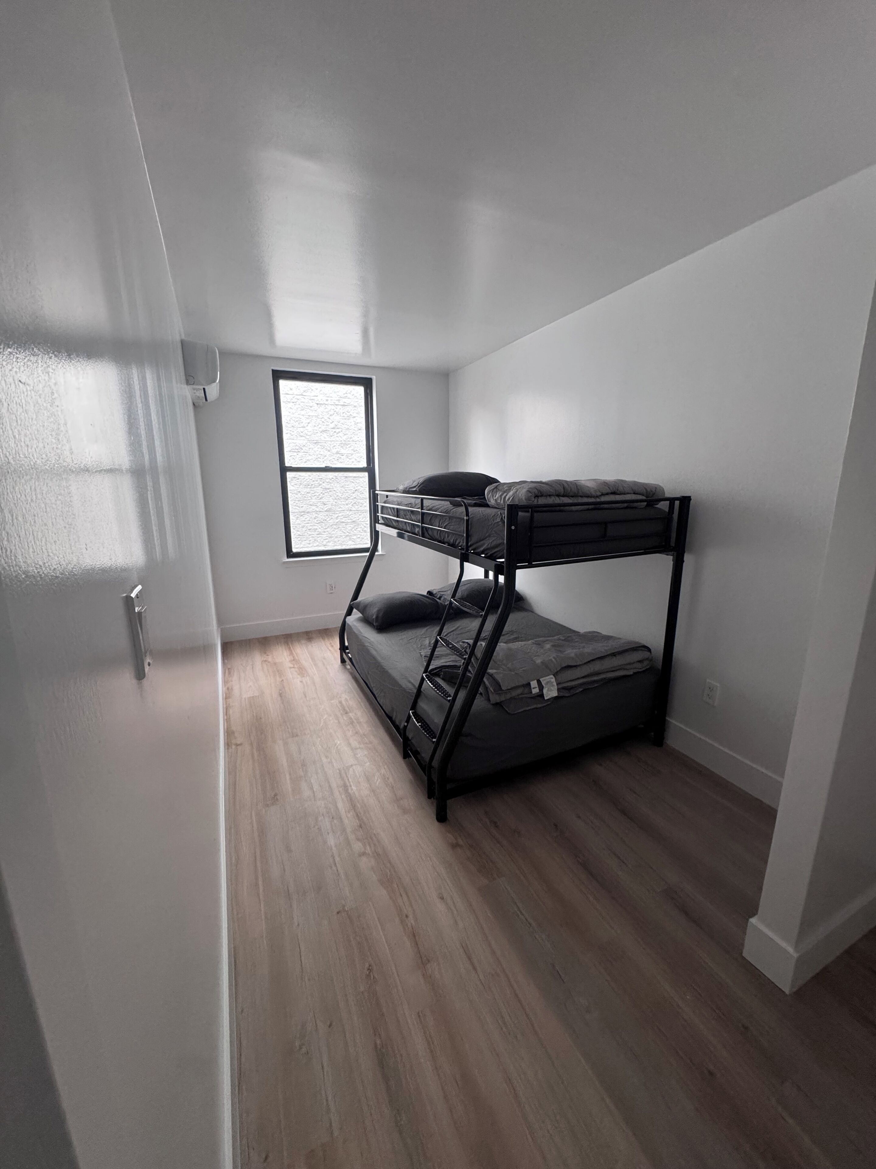 4 soverom, strykejern/-brett, internettilgang og sengetøy