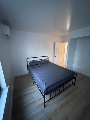 4 bedrooms, iron/ironing board, Internet, bed sheets