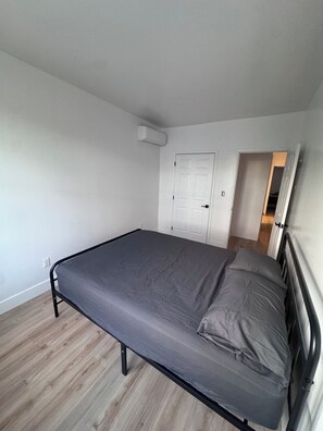 4 bedrooms, iron/ironing board, Internet, bed sheets