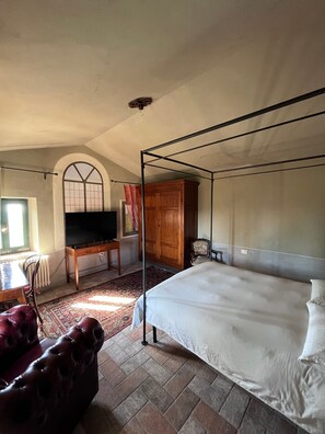 1 bedroom, bed sheets