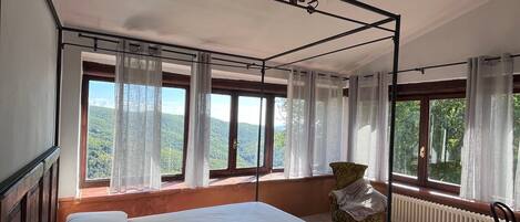 1 bedroom, bed sheets