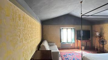 1 bedroom, bed sheets