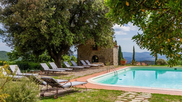 A pool area with lounge chairs, a stone pathway, and a view of the landscape. - 'Corbellino' Room with Shared Pool and Garden (Massa Marittima)