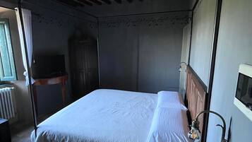 1 bedroom, bed sheets