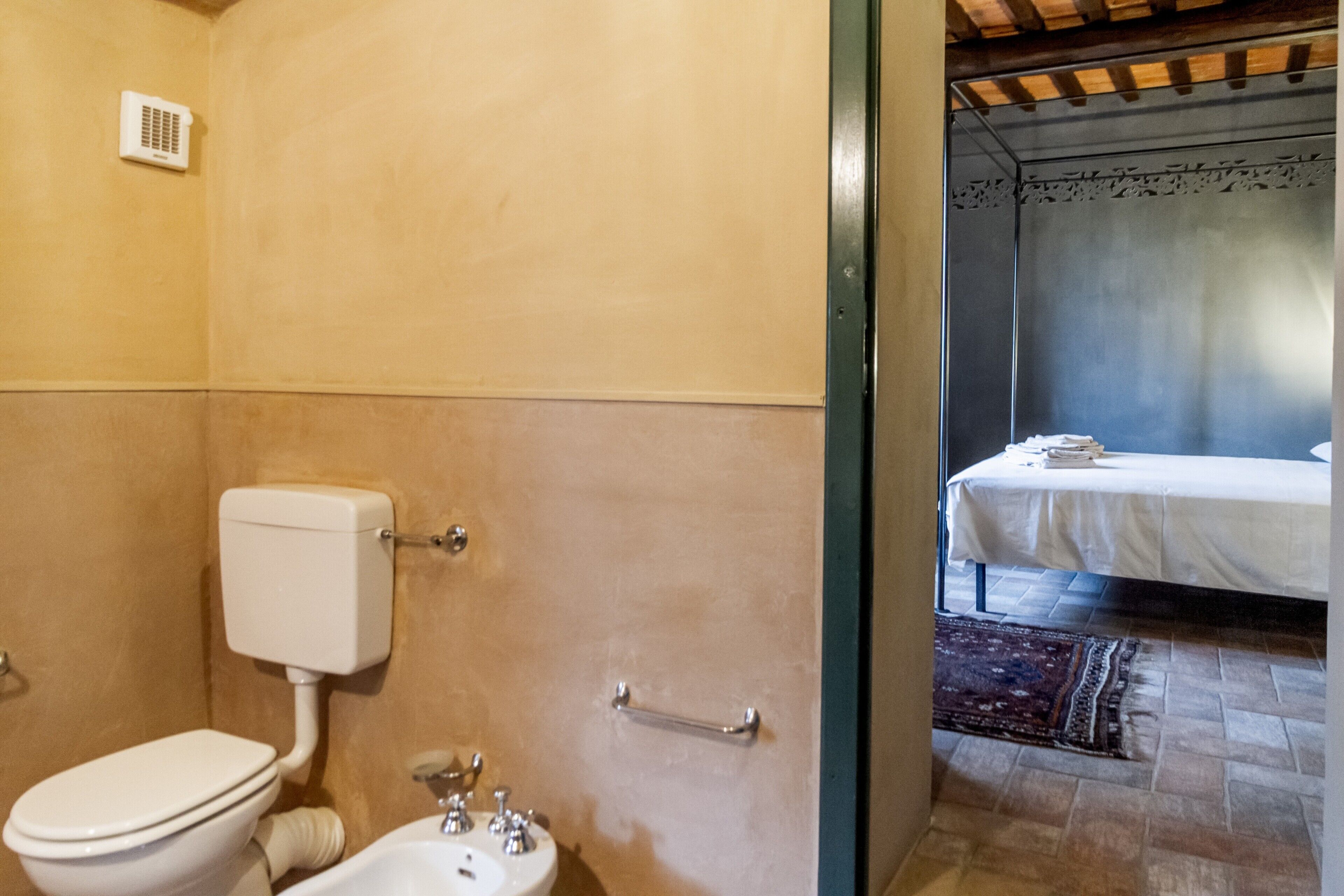 Un baño con inodoro, lavabo y ducha.