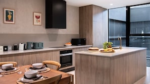Réfrigérateur, four à micro-ondes, un four, surface de cuisson