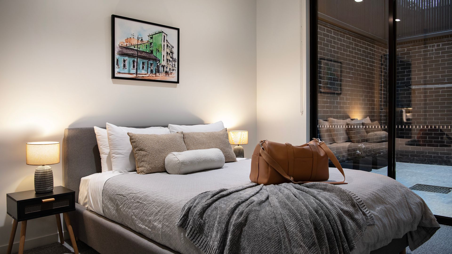 3 عدّة غرف نوم ومكواة/لوح كي وخدمة الإنترنت وملاءات أسرّة