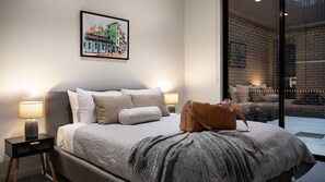 3 عدّة غرف نوم ومكواة/لوح كي وخدمة الإنترنت وملاءات أسرّة